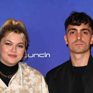 "Je suis amoureuse ! Je ne fais pas semblant pour les caméras", a confié Louane à Nikos Aliagas.
Louane et son compagnon Florian Rossi à l'avant-première de "Belle" au Grand Rex à Paris le 6 décembre 2021. © Veeren / Bestimage