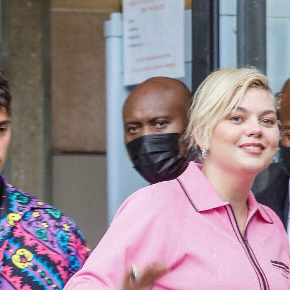 Louane et Florian Rossi à la sortie du défilé de mode Miu Miu lors de la Fashion Week printemps/été 2022 à Paris, France, le 5 octobre 2021. © Veeren Ramsamy-Christophe Clovis/Bestimage