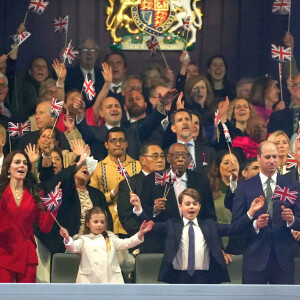 Le 7 mai, il a assisté à un concert organisé en son honneur au château de Windsor.
Kate Middleton, la princesse Charlotte, le prince George, le prince William et Camilla Parker Bowles - Concert du couronnement au château de Windsor. Le 7 mai 2023. @ Yui Mok/PA Photos/ABACAPRESS.COM