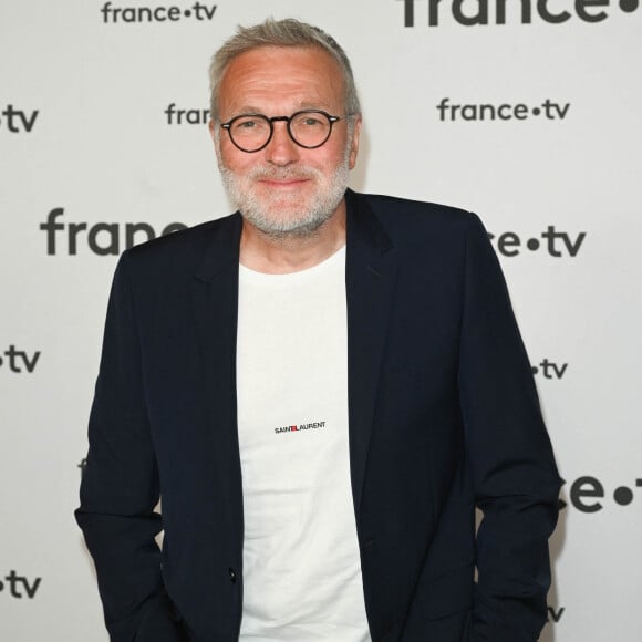 Inutile donc de l'attendre en tant que candidat pour la prochaine saison !
Laurent Ruquier au photocall pour la conférence de presse de rentrée de France TV à la Grande Halle de la Villette à Paris, France, le 6 juillet 2022. © Coadic Guirec/Bestimage