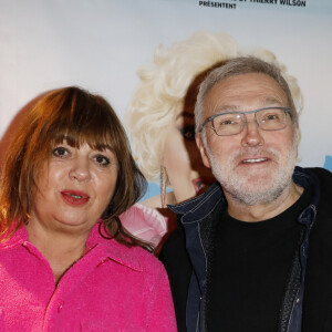 Exclusif - Michèle Bernier, Laurent Ruquier- People au spectacle "Zize Best-Of" au Théâtre des Mathurins à Paris le 30 novembre 2022. T. Wilson alias Zize fait aujourd'hui partie de cette filiation et tradition de comiques gaillards provençaux pittoresques, au verbe haut et à la plaisanterie truculente et poivrée. T. Wilson est, en effet, un pur produit régional et non pas un comique ersatz, né à Marseille en 1971. Après des études dans l'hôtellerie, il s'oriente en 1988 très vite vers sa passion - le théâtre- et s'inscrit à Marseille au cours du conservatoire d'I. Lamberton, professeur d'art dramatique. Après un stage au cours Florent avec R.Acquaviva et un master class avec T.Shelton, il s'éprend viscéralement pour le Music-Hall. Il s'oriente alors vers les scènes des cabarets et débute comme transformiste chez Madame Arthur en 1989, le célèbre cabaret face à Michou à Paris, rue des Martyrs. Il ramène la célèbre Coccinelle au Casino de Paris avec P.Sevran dans un spectacle de chansons Française intitulé " Paris Casino " pour Chorus Productions en 1990. Après avoir embrassé un grand succès dans la capitale, le spectacle connut ses grandes heures de gloire à l'international durant 5 ans. En 1996, il épouse Coccinelle et ouvrent ensemble le Cabaret " Chez Coccinelle " à Marseille. Puis, Thierry Wilson s'orienta pour parfaire son art vers une école de maquillages artistiques : l'école C. Chauveau et devint du coup maquilleur professionnel en 1998. Sa maîtrise de maquilleur en poche, il revint à la capitale Chez Michou en créant de nouveaux personnages au sein du célèbre cabaret à l'instar de L. Fabian, T. Aréna, M.Robin, H. Ségara... En 2005, il créé " La Table de Loulou " à Marseille et les spectacles " Cabaret Loulou ". C'est JJ Debout qui alors écrivit le thème original du spectacle. C'est à cette époque qu'il crée le personnage de Zize, une caricature outrancière de la " cagole " marseillaise. En 2009, le metteur en scène R.Acquaviva, vint le voir au Cabaret Loulou et, séduit par son personnage truculent, l'orienta vers le théâtre. En 2010, le One Miss Show " Zize 100% Marseillaise " est un succès au théâtre du Têtard à Marseille, confortant sa notoriété marseillaise. Le spectacle sera joué à Paris en 2012 à La Comédie des boulevards avec un appui de poids pour la mise en scène et l'adaptation parisienne : celui de JC Dreyfus. Le Festival d'Avignon en Juillet 2014 au Laurette Théâtre, le Théâtre La Cible à Paris, l'émission " Les Grands du Rire " sur France 3, la première partie en Janvier 2015 de Michèle Torr à L'Olympia, le SEP'ARTY au Grand Rex de Paris, " Marseille en Lettres Capitales " au Dôme de Marseille, la première partie en Juin 2015 d'A. Roumanoff au Palais des Congrès, au Festival OFF d'Avignon en Juillet 2015 et renoue sa participation en 2016 au Théâtre le Cinévox (salle 2), entre autres... Zize n'a eu de cesse depuis quelques années, au fil de spectacles toujours plus ciselés, de gagner ses galons de comique à l'envergure désormais nationale. Notre joyeux drille compte bien désormais s'installer confortablement et durablement dans le paysage humoristique avec son nouveau spectacle hilarant et décapant " La Famille Mamma Mia ! ". © Marc Ausset-Lacroix/Bestimage