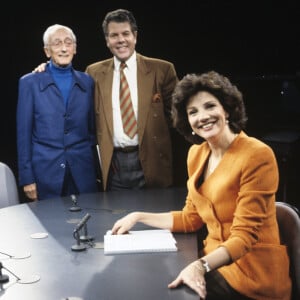 Ils furent mariés
Archives - En France, à Paris, Jacques-Yves Cousteau, Jean-Claude Bourret et Béatrice Schönberg sur le plateau du journal télévisé de la cing en mars 1992.