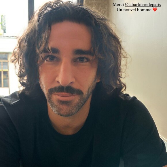 L'influenceuse dévoile ensuite une photo du footballeur avec une coupe de cheveux très différente de d'habitude. "Merci, un nouvel homme", ajoute Léna