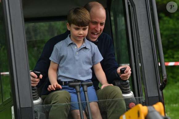 ... et pratiquement fait tomber un tractopelle avec son papa ! 
Le prince William, prince de Galles, Le prince Louis de Galles - Le prince et la princesse de Galles, accompagnés de leurs enfants, participent à la journée du bénévolat "Big Help Out" à Slough, le 8 mai 2023.