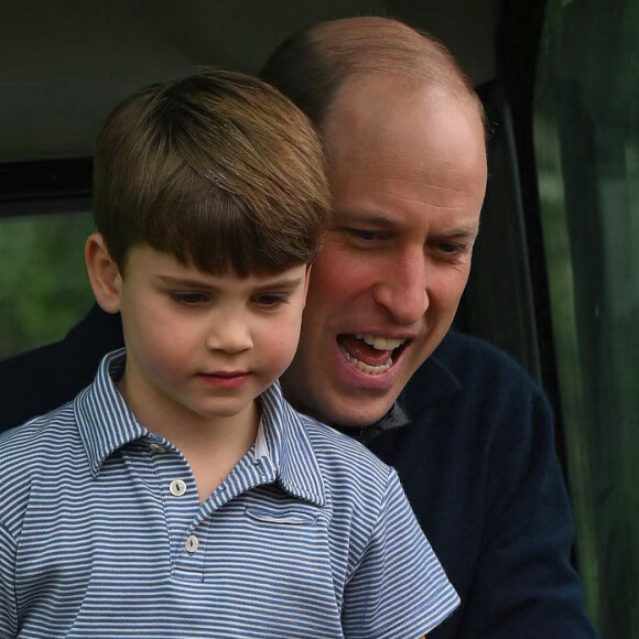 ... et pratiquement fait tomber un tractopelle avec son papa ! 
Le prince William, prince de Galles, Le prince Louis de Galles - Le prince et la princesse de Galles, accompagnés de leurs enfants, participent à la journée du bénévolat "Big Help Out" à Slough, le 8 mai 2023.