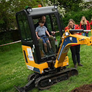 Le prince William, prince de Galles, Le prince Louis de Galles - Le prince et la princesse de Galles, accompagnés de leurs enfants, participent à la journée du bénévolat "Big Help Out" à Slough, le 8 mai 2023.