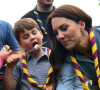 Et Louis risque de se souvenir de cette journée où il a mangé des marshmallows grillé...
Catherine (Kate) Middleton, princesse de Galles, La princesse Charlotte de Galles, Le prince Louis de Galles - Le prince et la princesse de Galles, accompagnés de leurs enfants, participent à la journée du bénévolat "Big Help Out" à Slough, le 8 mai 2023.