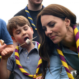 Et Louis risque de se souvenir de cette journée où il a mangé des marshmallows grillé...
Catherine (Kate) Middleton, princesse de Galles, La princesse Charlotte de Galles, Le prince Louis de Galles - Le prince et la princesse de Galles, accompagnés de leurs enfants, participent à la journée du bénévolat "Big Help Out" à Slough, le 8 mai 2023.