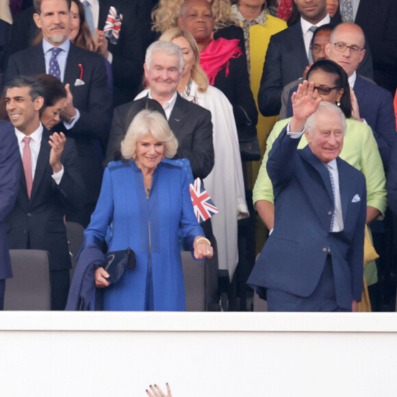 Elle les a salués de loin et semblait heureuse de les voir.
Camilla Parker Bowles, reine consort d'Angleterre et le roi Charles III d'Angleterre au concert du couronnement du roi et de la reine dans l'enceinte du château de Windsor, Royaume Uni, le 7 mai 2023. 