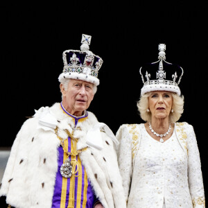 Le roi Charles III d'Angleterre et Camilla Parker Bowles, reine consort d'Angleterre, - La famille royale britannique salue la foule sur le balcon du palais de Buckingham lors de la cérémonie de couronnement du roi d'Angleterre à Londres, le 6 mai 2023. 