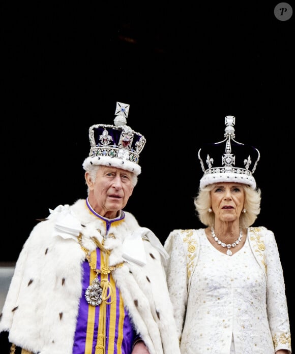 Le roi Charles III d'Angleterre et Camilla Parker Bowles, reine consort d'Angleterre, - La famille royale britannique salue la foule sur le balcon du palais de Buckingham lors de la cérémonie de couronnement du roi d'Angleterre à Londres, le 6 mai 2023. 
