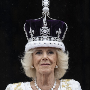 Camilla Parker-Bowles était loin de ses petits-enfants pour le concert du couronnement ce dimanche. 
Camilla Parker Bowles, reine consort d'Angleterre - La famille royale britannique salue la foule sur le balcon du palais de Buckingham lors de la cérémonie de couronnement du roi d'Angleterre à Londres. 