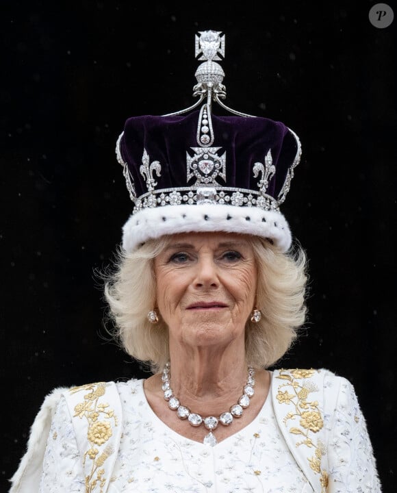 Camilla Parker-Bowles était loin de ses petits-enfants pour le concert du couronnement ce dimanche. 
Camilla Parker Bowles, reine consort d'Angleterre - La famille royale britannique salue la foule sur le balcon du palais de Buckingham lors de la cérémonie de couronnement du roi d'Angleterre à Londres. 