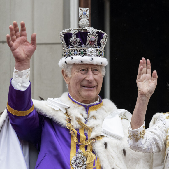 Le roi Charles III d'Angleterre et Camilla Parker Bowles, reine consort d'Angleterre - La famille royale britannique salue la foule sur le balcon du palais de Buckingham lors de la cérémonie de couronnement du roi d'Angleterre à Londres le 5 mai 2023. 