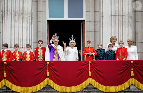 Ses petits-fils sont eux montés sur le balcon en tant que pages royaux. 
Bernard Rubsamen - La famille royale britannique salue la foule sur le balcon du palais de Buckingham lors de la cérémonie de couronnement du roi d'Angleterre à Londres Le roi Charles III d'Angleterre, Camilla Parker Bowles, reine consort d'Angleterre et le prince George de Galles - La famille royale britannique salue la foule sur le balcon du palais de Buckingham lors de la cérémonie de couronnement du roi d'Angleterre à Londres le 5 mai 2023.  British royal Family on the balcony of Buckingham Palace, London, following the coronation. Picture date: Saturday May 6, 2023.