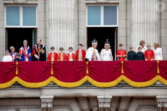 Bernard Rubsamen - La famille royale britannique salue la foule sur le balcon du palais de Buckingham lors de la cérémonie de couronnement du roi d'Angleterre à Londres Le roi Charles III d'Angleterre, Camilla Parker Bowles, reine consort d'Angleterre, le prince George de Galles, le prince William, prince de Galles, Catherine (Kate) Middleton, princesse de Galles, la princesse Charlotte de Galles, le prince Louis de Galles, Sophie, duchesse d'Edimbourg - La famille royale britannique salue la foule sur le balcon du palais de Buckingham lors de la cérémonie de couronnement du roi d'Angleterre à Londres le 5 mai 2023.  British royal Family on the balcony of Buckingham Palace, London, following the coronation. Picture date: Saturday May 6, 2023. 