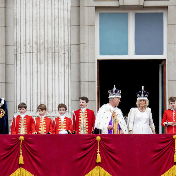 Bernard Rubsamen - La famille royale britannique salue la foule sur le balcon du palais de Buckingham lors de la cérémonie de couronnement du roi d'Angleterre à Londres Le roi Charles III d'Angleterre, Camilla Parker Bowles, reine consort d'Angleterre, le prince George de Galles, le prince William, prince de Galles, Catherine (Kate) Middleton, princesse de Galles, la princesse Charlotte de Galles, le prince Louis de Galles, Sophie, duchesse d'Edimbourg - La famille royale britannique salue la foule sur le balcon du palais de Buckingham lors de la cérémonie de couronnement du roi d'Angleterre à Londres le 5 mai 2023.  British royal Family on the balcony of Buckingham Palace, London, following the coronation. Picture date: Saturday May 6, 2023. 