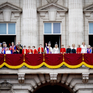 Le roi Charles III d'Angleterre et Camilla Parker Bowles, reine consort d'Angleterre, entouré des membres de la famille royale - La famille royale britannique salue la foule sur le balcon du palais de Buckingham lors de la cérémonie de couronnement du roi d'Angleterre à Londres le 5 mai 2023.  British royal family on the balcony of Buckingham Palace, London, following the coronation. Picture date: Saturday May 6, 2023. 