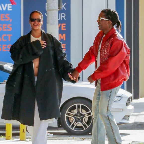 Les fans spéculaient sur Noah.
Exclusif - Rihanna, enceinte, et son compagnon Asap Rocky se baladent en amoureux à West Hollywood le 10 mai 2023.