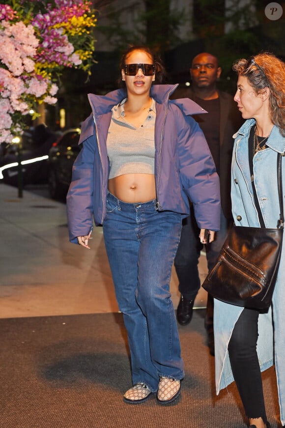 Un clin d'oeil certain à RZA, célèbre leader du groupe culte de rap Wu-Tang Clan, selon le DailyMail.
Exclusif - Rihanna enceinte se promène dans les rues de New York le 5 mai 2023.