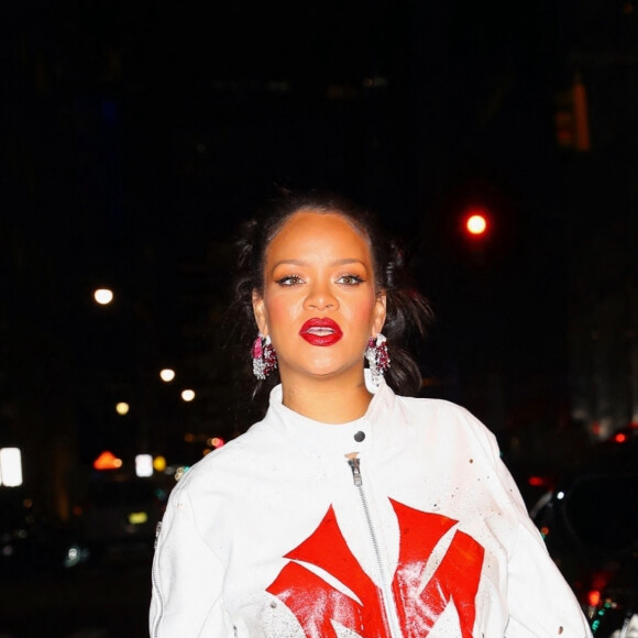 Rihanna enceinte est allée dîner avec sa meilleure amie Melissa au restaurant "Casa Cipriani" à New York le 4 mai 2023.