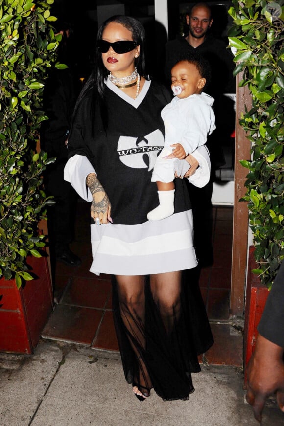 Rihanna sait garder un secret, quand elle y tient.
Rihanna (enceinte) sort en famille au restaurant Giorgio Baldi à Los Angeles, Californie, Etats-Unis, le 5 avril 2023.