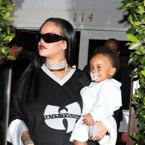 Mais il s'appelle en réalité RZA Athelston Mayers.
Rihanna (enceinte) et Asap Rocky sont allés dîner en famille avec leur fils au restaurant Giorgio Baldi à Santa Monica.