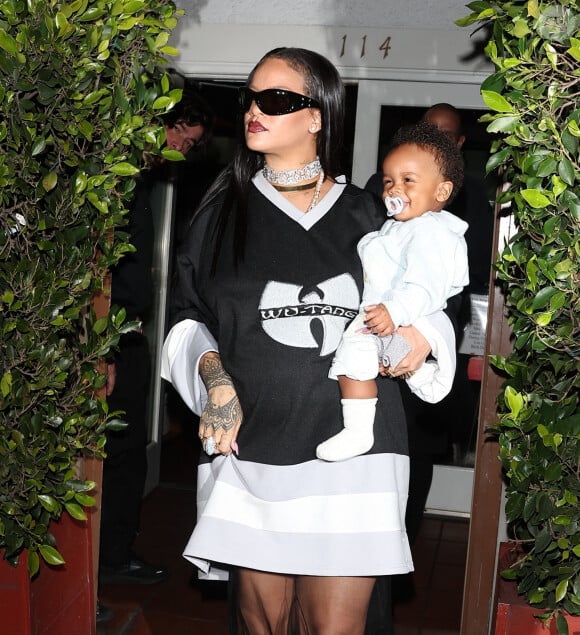 Mais il s'appelle en réalité RZA Athelston Mayers.
Rihanna (enceinte) et Asap Rocky sont allés dîner en famille avec leur fils au restaurant Giorgio Baldi à Santa Monica.