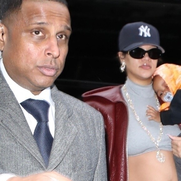 La chanteuse Rihanna (enceinte) arrive avec son fils dans les bras à l'hôtel Carlyle à New York. Le 1er mai 2023