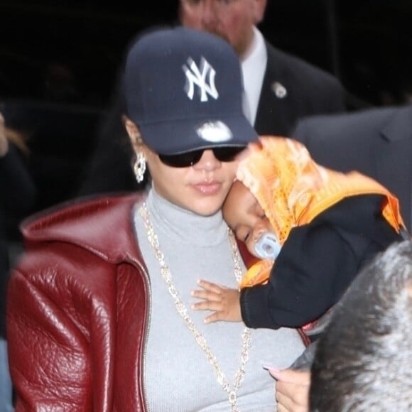La chanteuse Rihanna (enceinte) arrive avec son fils dans les bras à l'hôtel Carlyle à New York. Le 1er mai 2023