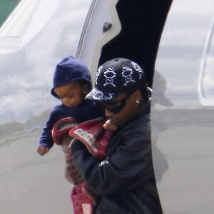 Exclusif - Rihanna, enceinte, et son compagnon Asap Rocky avec leur fils de retour en jet privé à Teterboro (New Jersey), le 23 avril 2023.