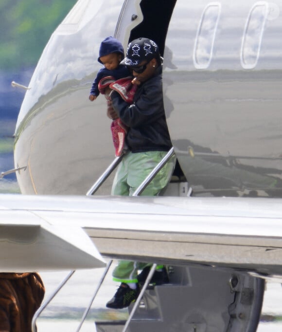 Exclusif - Rihanna, enceinte, et son compagnon Asap Rocky avec leur fils de retour en jet privé à Teterboro (New Jersey), le 23 avril 2023.