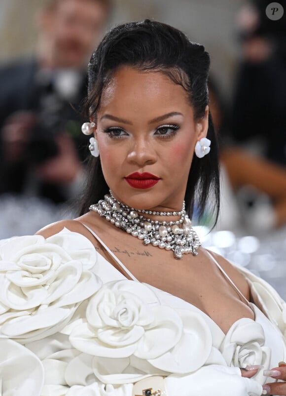 Rihanna, enceinte, - Les célébrités arrivent à la soirée du "MET Gala 2023" hommage au grand couturier Karl Lagerfeld au Metropolitan Museum of Art de New York City, New York, Etats-Unis, le 1er mai 2023.