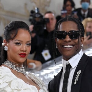Rihanna, enceinte, et son compagnon A$AP Rocky - Les célébrités arrivent à la soirée du "MET Gala 2023" hommage au grand couturier Karl Lagerfeld au Metropolitan Museum of Art de New York City, New York, Etats-Unis, le 1er mai 2023.