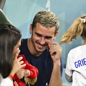 Antoine Griezmann en famille avec sa femme Erika Choperena et leurs filles - Les joueurs de l'équipe de France passent un moment avec leur famille avant la rencontre France/Tunisie lors de la Coupe du Monde de la FIFA, Qatar 2022 le 30 novembre 2022. © JB Autissier / Panoramic / Bestimage