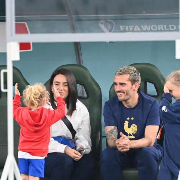 Le champion du monde français est un footballeur qui aime soigner son apparence
Antoine Griezmann en famille avec sa femme Erika Choperena et leurs filles - Femmes et compagnes des joueurs lors du match "France - Tunisie" (0-1) lors de la Coupe du Monde 2022 au Qatar (FIFA World Cup Qatar 2022) le 30 novembre 2022. Merci de flouter le visage des enfants avant publication. © Philippe Perusseau / Bestimage