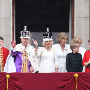 Si la cérémonie a été maintes fois répétée, voilà que quelques petits détails ont agacé le nouveau roi d'Angleterre. 
La famille royale britannique salue la foule sur le balcon du palais de Buckingham lors de la cérémonie de couronnement du roi d'Angleterre à Londres Le roi Charles III d'Angleterre et Camilla Parker Bowles, reine consort d'Angleterre et le prince George de Galles - La famille royale britannique salue la foule sur le balcon du palais de Buckingham lors de la cérémonie de couronnement du roi d'Angleterre à Londres le 6 mai 2023. 