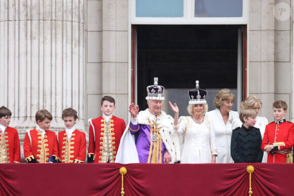 Si la cérémonie a été maintes fois répétée, voilà que quelques petits détails ont agacé le nouveau roi d'Angleterre. 
La famille royale britannique salue la foule sur le balcon du palais de Buckingham lors de la cérémonie de couronnement du roi d'Angleterre à Londres Le roi Charles III d'Angleterre et Camilla Parker Bowles, reine consort d'Angleterre et le prince George de Galles - La famille royale britannique salue la foule sur le balcon du palais de Buckingham lors de la cérémonie de couronnement du roi d'Angleterre à Londres le 6 mai 2023. 