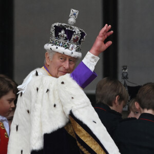 La famille royale britannique salue la foule sur le balcon du palais de Buckingham lors de la cérémonie de couronnement du roi d'Angleterre à Londres Le roi Charles III d'Angleterre - La famille royale britannique salue la foule sur le balcon du palais de Buckingham lors de la cérémonie de couronnement du roi d'Angleterre à Londres le 6 mai 2023. 