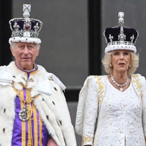 En effet, juste avant de rentrer dans l'abbaye, Charles III et son épouse Camilla ont été contraints de patienter.
La famille royale britannique salue la foule sur le balcon du palais de Buckingham lors de la cérémonie de couronnement du roi d'Angleterre à Londres Le roi Charles III d'Angleterre et Camilla Parker Bowles, reine consort d'Angleterre - La famille royale britannique salue la foule sur le balcon du palais de Buckingham lors de la cérémonie de couronnement du roi d'Angleterre à Londres le 6 mai 2023. 