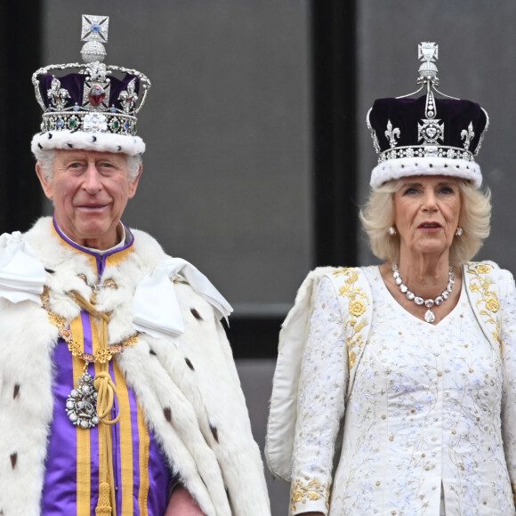 En effet, juste avant de rentrer dans l'abbaye, Charles III et son épouse Camilla ont été contraints de patienter.
La famille royale britannique salue la foule sur le balcon du palais de Buckingham lors de la cérémonie de couronnement du roi d'Angleterre à Londres Le roi Charles III d'Angleterre et Camilla Parker Bowles, reine consort d'Angleterre - La famille royale britannique salue la foule sur le balcon du palais de Buckingham lors de la cérémonie de couronnement du roi d'Angleterre à Londres le 6 mai 2023. 