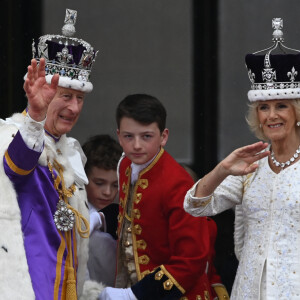La famille royale britannique salue la foule sur le balcon du palais de Buckingham lors de la cérémonie de couronnement du roi d'Angleterre à Londres Le roi Charles III d'Angleterre et Camilla Parker Bowles, reine consort d'Angleterre - La famille royale britannique salue la foule sur le balcon du palais de Buckingham lors de la cérémonie de couronnement du roi d'Angleterre à Londres le 6 mai 2023. 