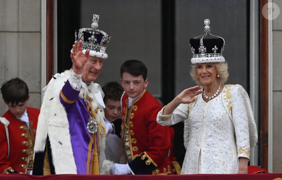 La famille royale britannique salue la foule sur le balcon du palais de Buckingham lors de la cérémonie de couronnement du roi d'Angleterre à Londres Le roi Charles III d'Angleterre et Camilla Parker Bowles, reine consort d'Angleterre - La famille royale britannique salue la foule sur le balcon du palais de Buckingham lors de la cérémonie de couronnement du roi d'Angleterre à Londres le 6 mai 2023. 