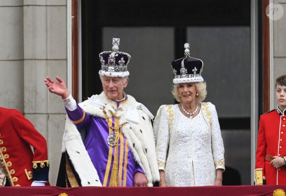  Fort heureusement, après, tout s'est déroulé comme prévu. Après la cérémonie à Westminster, les membres de la Couronne ont été invités à se rendre sur le balcon du Palais de Buckingham afin de saluer la foule, massée devant les grilles.
La famille royale britannique salue la foule sur le balcon du palais de Buckingham lors de la cérémonie de couronnement du roi d'Angleterre à Londres Le roi Charles III d'Angleterre et Camilla Parker Bowles, reine consort d'Angleterre - La famille royale britannique salue la foule sur le balcon du palais de Buckingham lors de la cérémonie de couronnement du roi d'Angleterre à Londres le 6 mai 2023. 