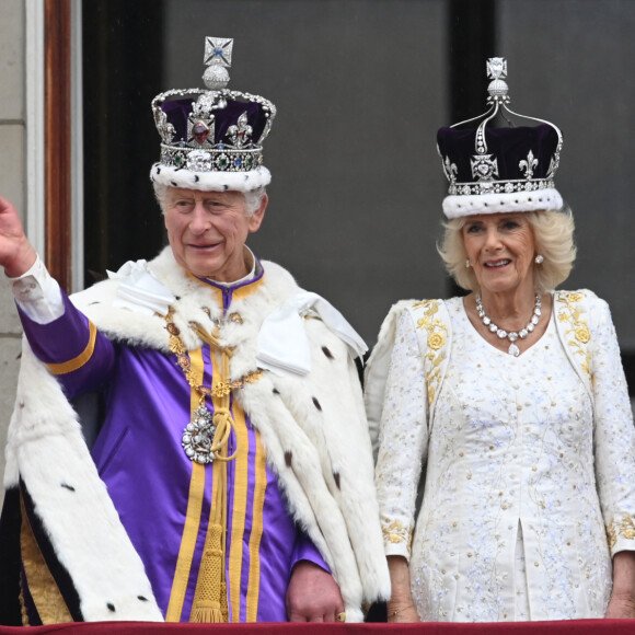  Fort heureusement, après, tout s'est déroulé comme prévu. Après la cérémonie à Westminster, les membres de la Couronne ont été invités à se rendre sur le balcon du Palais de Buckingham afin de saluer la foule, massée devant les grilles.
La famille royale britannique salue la foule sur le balcon du palais de Buckingham lors de la cérémonie de couronnement du roi d'Angleterre à Londres Le roi Charles III d'Angleterre et Camilla Parker Bowles, reine consort d'Angleterre - La famille royale britannique salue la foule sur le balcon du palais de Buckingham lors de la cérémonie de couronnement du roi d'Angleterre à Londres le 6 mai 2023. 