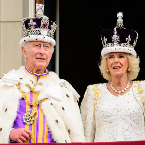 Ce fut une journée historique. Charles III a été couronné roi d'Angleterre devant 2.400 invités.
La famille royale britannique salue la foule sur le balcon du palais de Buckingham lors de la cérémonie de couronnement du roi d'Angleterre à Londres Le roi Charles III d'Angleterre et Camilla Parker Bowles, reine consort d'Angleterre - La famille royale britannique salue la foule sur le balcon du palais de Buckingham lors de la cérémonie de couronnement du roi d'Angleterre à Londres. 