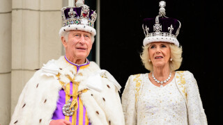 Charles III : On sait enfin ce que le roi a dit à Camilla sur le balcon de Buckingham... et c'est très drôle !