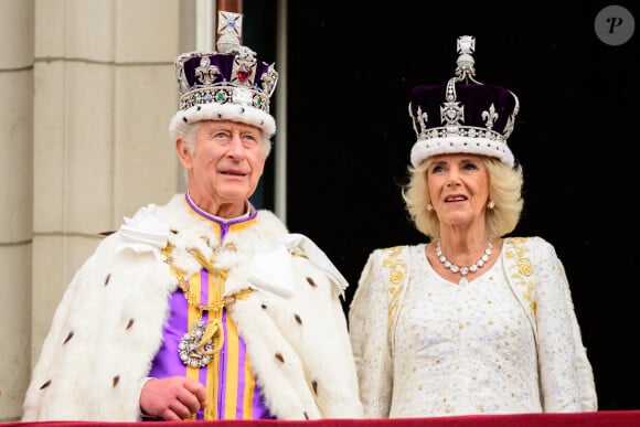 Ce fut une journée historique. Charles III a été couronné roi d'Angleterre devant 2.400 invités.
La famille royale britannique salue la foule sur le balcon du palais de Buckingham lors de la cérémonie de couronnement du roi d'Angleterre à Londres Le roi Charles III d'Angleterre et Camilla Parker Bowles, reine consort d'Angleterre - La famille royale britannique salue la foule sur le balcon du palais de Buckingham lors de la cérémonie de couronnement du roi d'Angleterre à Londres. 