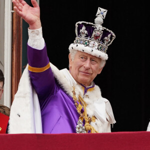 La famille royale britannique salue la foule sur le balcon du palais de Buckingham lors de la cérémonie de couronnement du roi d'Angleterre à Londres Le roi Charles III d'Angleterre - La famille royale britannique salue la foule sur le balcon du palais de Buckingham lors de la cérémonie de couronnement du roi d'Angleterre à Londres le 6 mai 2023. 