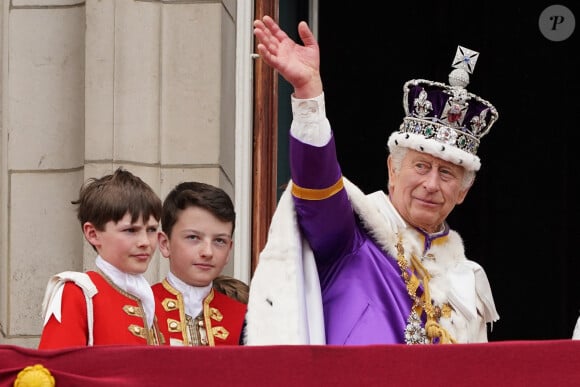 La famille royale britannique salue la foule sur le balcon du palais de Buckingham lors de la cérémonie de couronnement du roi d'Angleterre à Londres Le roi Charles III d'Angleterre - La famille royale britannique salue la foule sur le balcon du palais de Buckingham lors de la cérémonie de couronnement du roi d'Angleterre à Londres le 6 mai 2023. 